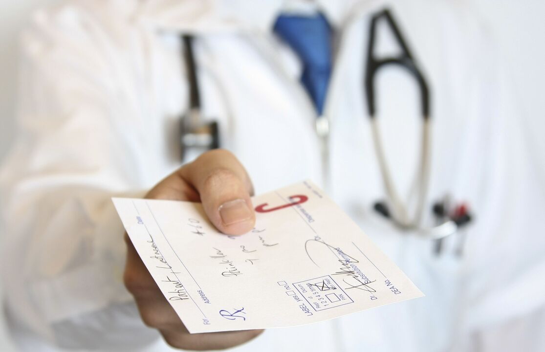El médico prescribe una receta para el tratamiento de los problemas de potencia sexual después de los 50 años.